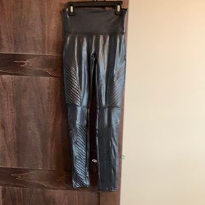 Spank leather like leggings